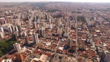 Gündüz şehrin hava görüntüsü