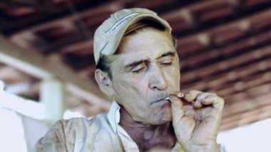 Yetişkin bir adamın el yapımı sigara içişini yakından görmek