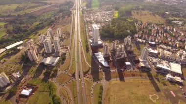 Gündüz şehrin hava görüntüsü