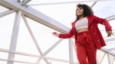 Kıvırcık kadın köprüde dans ediyor