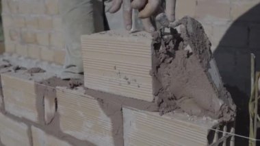 Duvarı inşa eden adamın yakın görüntüsü