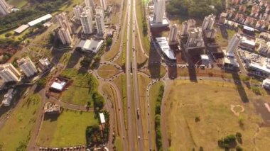 Gündüz şehrin hava görüntüsü