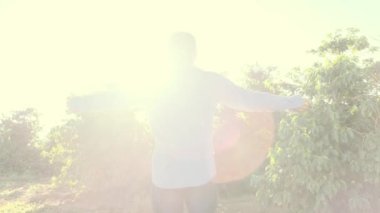 Olgun adam elini havaya kaldırıyor güneşli havanın tadını çıkarıyor