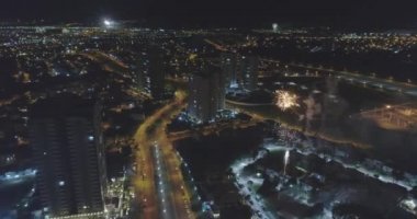 Parlayan ışıklarıyla gece şehrinin havadan görünüşü