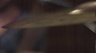 Ahşap sopalarla davul çalan adamın yakın görüntüsü