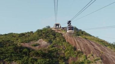 Rio de Janeiro, Brezilya - Ekim 2019: Sugar Loaf Dağı 'ndaki kablo araba, Rio şehri manzarası ve Sugarloaf Kablo Araba.