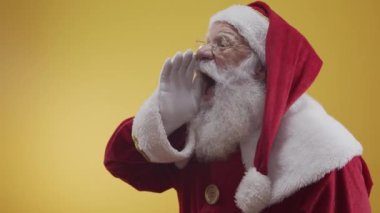 Stüdyoda poz veren ve el kol hareketi yapan Noel Baba portresi