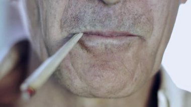 Yetişkin bir adamın el yapımı sigara içişini yakından görmek