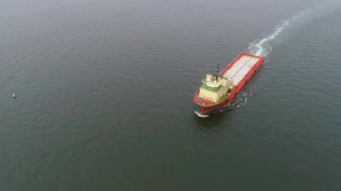 Nehir kıyısında yüzen büyük bir geminin havadan görünüşü