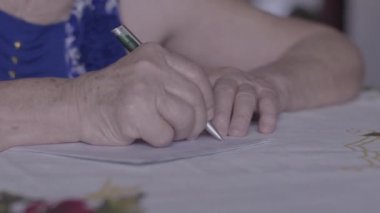 Yaşlı bir kadının not yazışına yakından bak