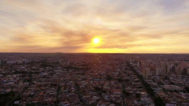 Gündüz şehrin hava görüntüsü