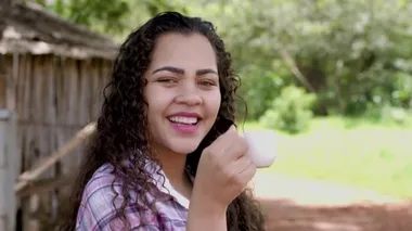 Güzel kıvırcık kadın, dışarıda çay içiyor.