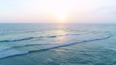 Dev Dalgalar, Köpüklenme ve Su Sıçratma Okyanusu, Güneşli Gündüz.