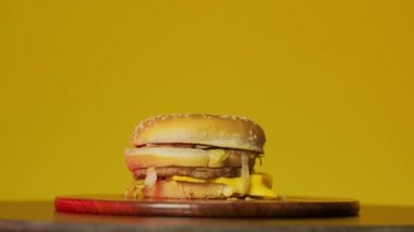 Tabakta dönen lezzetli çizburger.