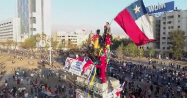 Brezilya meydanında bayraklarla protesto eden bir kalabalık.