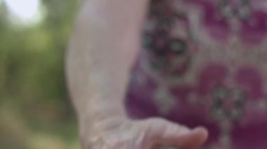 Dışarıda tokalaşan iki kişinin yakın görüntüsü