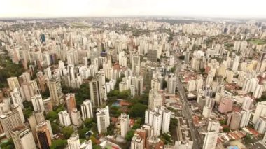 Gündüz şehrin hava görüntüsü