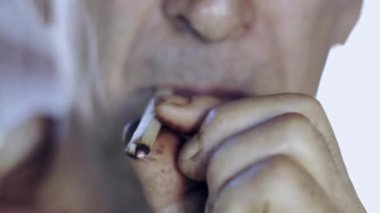 Yetişkin bir adamın el yapımı sigara içişini yakından görmek