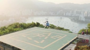 Rio de Janeiro, Brezilya - Ekim 2019: Panoramik uçuş helikopteri Sugarloaf Dağı 'nın tepesine indi, Rio de Janeiro, Brezilya.
