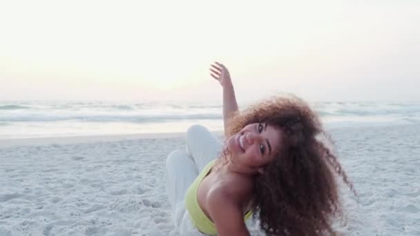 Χαριτωμένη Σγουρή Γυναίκα Που Διασκεδάζει Ποζάροντας Στην Παραλία — Αρχείο Βίντεο