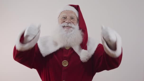 圣诞老人在演播室里摆姿势和摆姿势的画像 — 图库视频影像