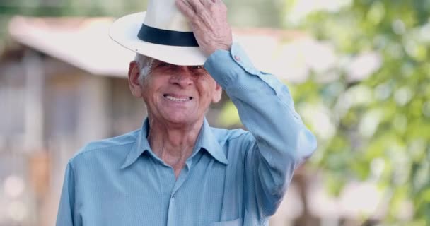 Portret Van Een Oude Man Die Poseert Tuin — Stockvideo
