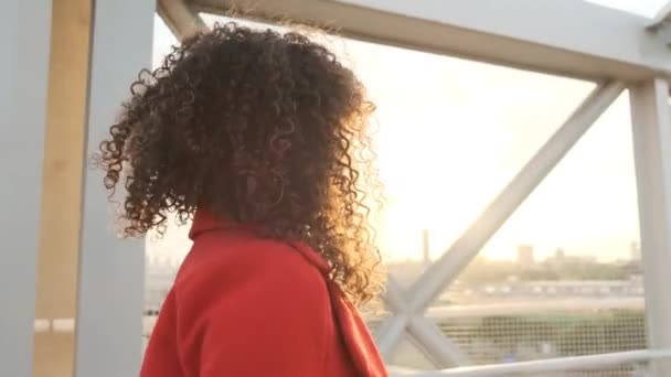 Стильна Кучерява Жінка Танцює Мосту — стокове відео