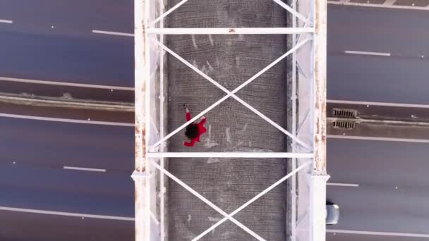 Stijlvolle Krullende Vrouw Dansend Brug — Stockvideo