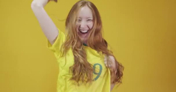 Ruiva Jovem Mulher Posando Gestos Fundo Amarelo — Vídeo de Stock