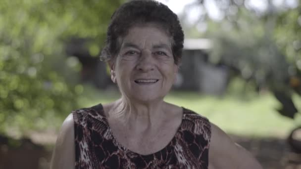 笑顔年上の女性ポーズ屋外 — ストック動画