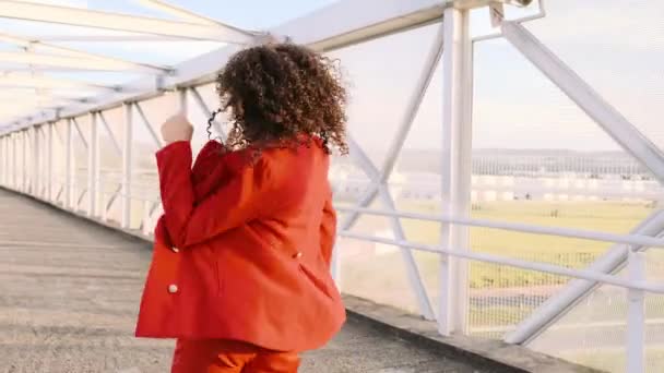 Elegante Mujer Rizada Bailando Puente — Vídeos de Stock