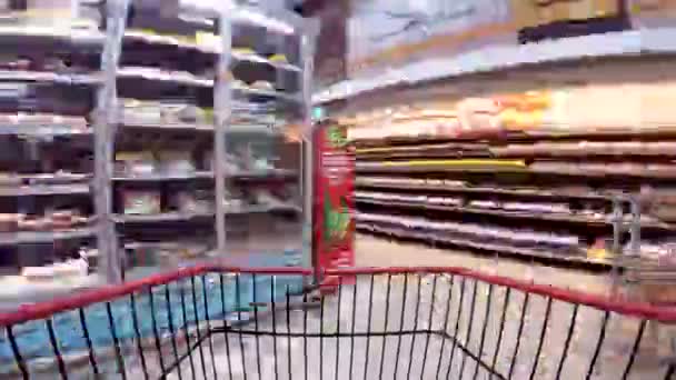 Alışveriş Arabası Alışveriş Merkezinde Hareket Ediyor — Stok video