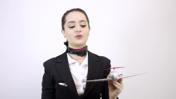 漂亮的空姐 穿着时髦的服装 摆出与白色背景隔离的姿势 — 图库视频影像