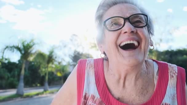 Портрет Пожилой Женщины Очках — стоковое видео