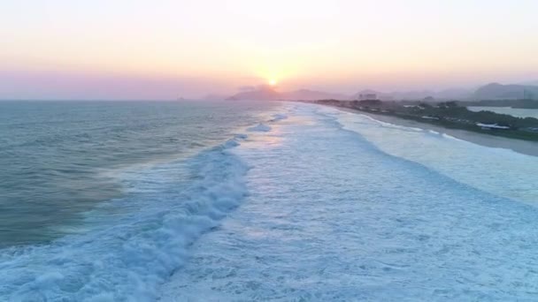 泡沫和海水飞溅的景象 阳光灿烂的黎明时分 — 图库视频影像