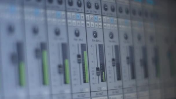 スタジオにおけるコンピュータ上の録音の近景 — ストック動画