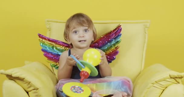 Nettes Mädchen Mit Engelsflügeln Posiert Auf Gelbem Hintergrund — Stockvideo