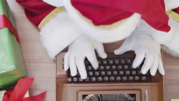 Santa Claus Mensajes Texto Utilizando Vieja Máquina Escribir — Vídeo de stock