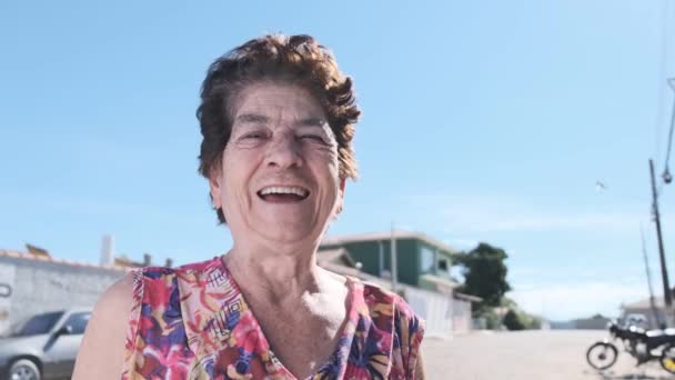 할머니 미소짓는 모습을 클로즈업 — 비디오