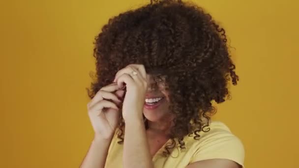 Νέοι Brazil Σγουρά Γυναίκα Gesturing Και Θέτουν Κίτρινο Φόντο — Αρχείο Βίντεο