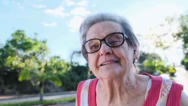 Portret Van Een Oude Vrouw Een Bril — Stockvideo