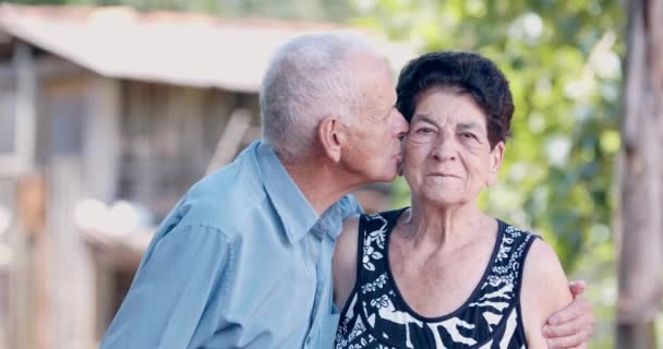 Pareja Bastante Vieja Posando Aire Libre Jardín — Vídeos de Stock