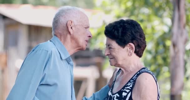 Bahçede Poz Veren Yaşlı Bir Çift — Stok video