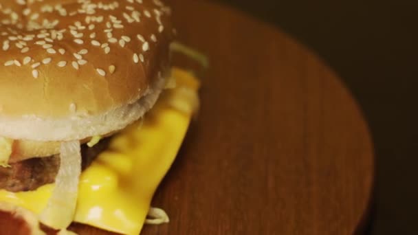 Leckerer Cheeseburger Rotiert Auf Teller — Stockvideo