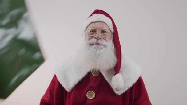 Retrato Papai Noel Posando Gesticulando Estúdio — Vídeo de Stock