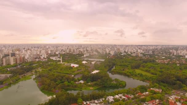 Luchtfoto Van Moderne Stad Met Vijver Groene Bomen Bewolkte Ochtend — Stockvideo