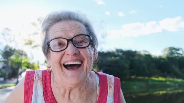 Portret Van Een Oude Vrouw Een Bril — Stockvideo