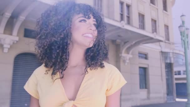 Stylish Curly Woman Posing City Background — Stock Video