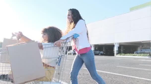 Glücklich Gelockte Frauen Mit Taschen Nach Dem Einkauf — Stockvideo