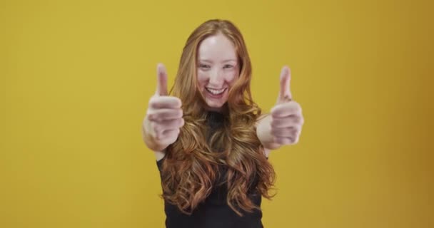 Руда Молода Жінка Позує Жестом Жовтому Фоні — стокове відео